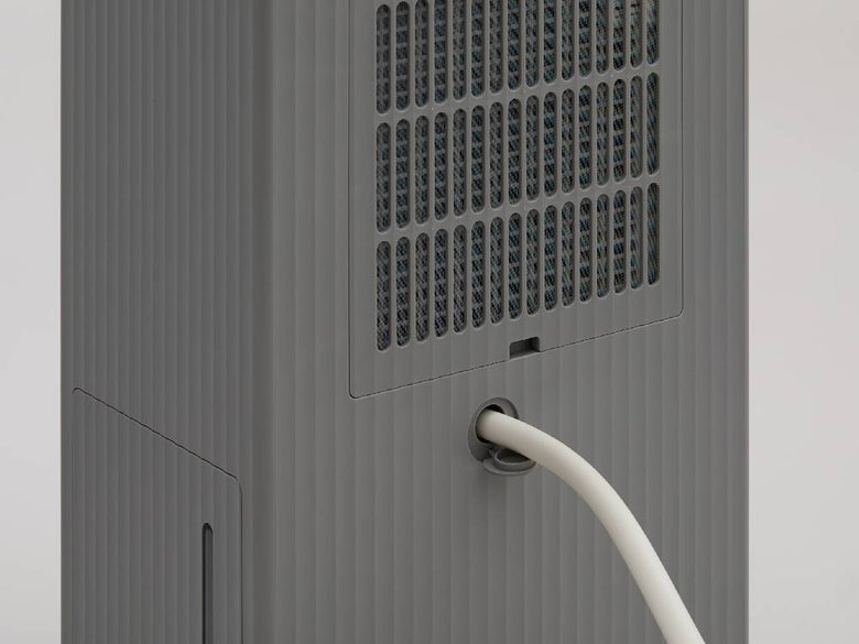 シルバー色の家庭用電子除湿機「cado ROOT 7200」がコンパクトに設置されている様子