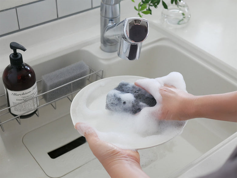 キッチンシンクに置かれたコスパ最強サンサンスポンジと蛇口、ソープディスペンサーなどの洗浄用品