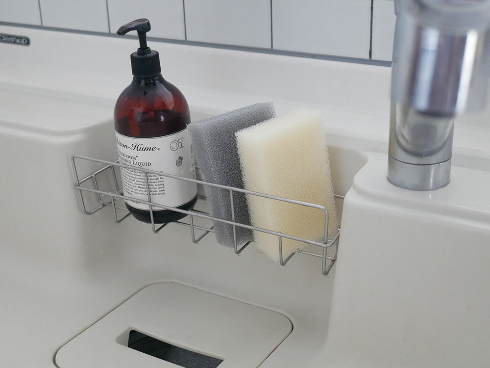 洗面台に並べられたサンサンスポンジと蛇口、ソープディスペンサーなどのバスルーム用品