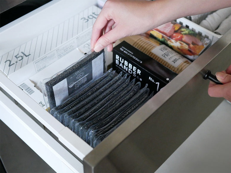 シルバーの引き出しに複数のサンサンスポンジが整然と収納されている様子