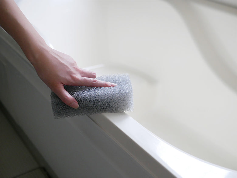 コスパ最強のサンサンスポンジとバスタオルが並んだ清潔なバスルーム用家庭用クリーニングセット