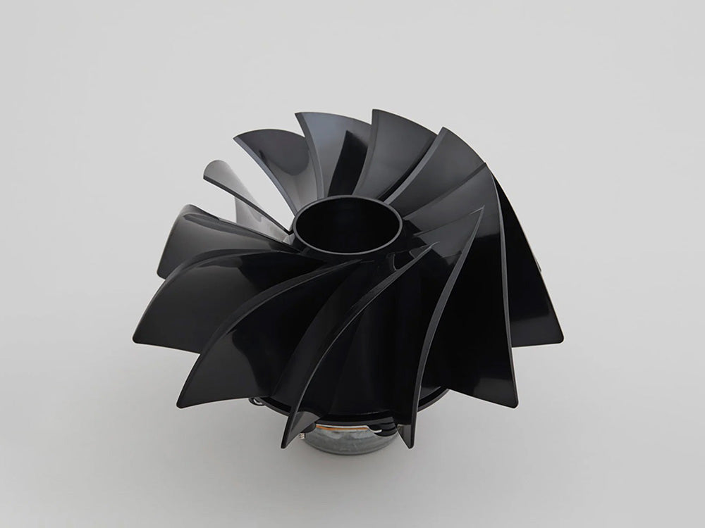 cado LEAF 320i 空気清浄機の本体に搭載された銀色の遠心ファンとカーボンファイバー部品を示す画像