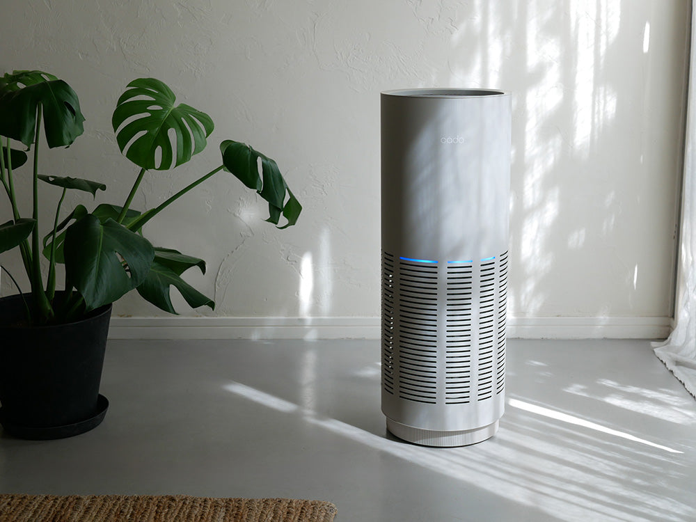 カドーLEAF 320i空気清浄機がリビングルームの木製フローリング上に設置されている様子