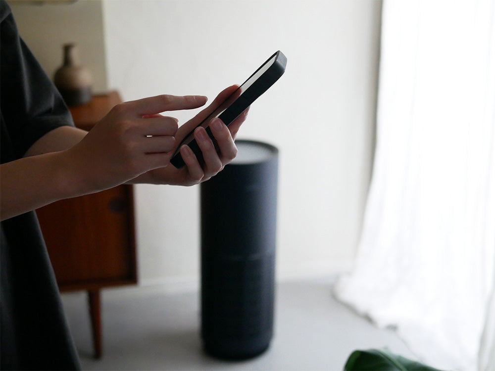 cado(カドー) LEAF320i空気清浄機、鉄とABS製の筒型デザイン