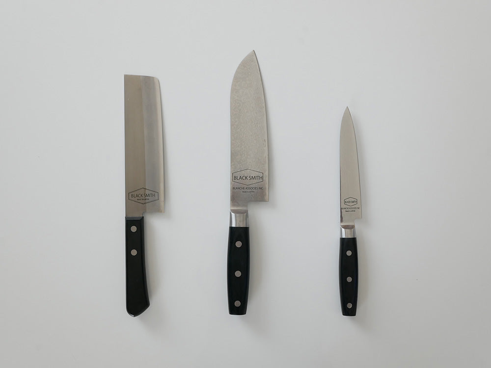 TOOLS/ツールズ ブラックスミス ナイフシリーズのダマスカス鋼製キッチンナイフ、ペティナイフ、菜切りナイフが並んでいる画像