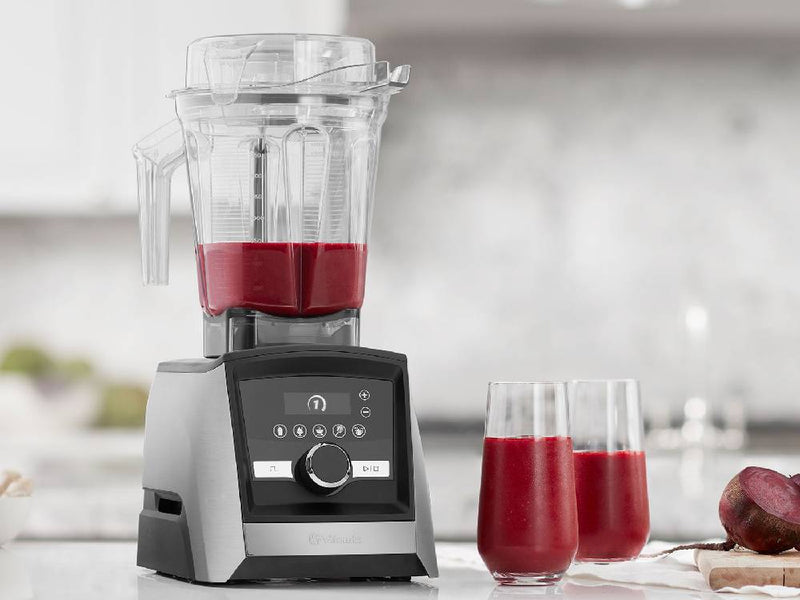 Vitamix Ascentシリーズのブレンダーと2リットルコンテナがキッチンカウンターに設置されている