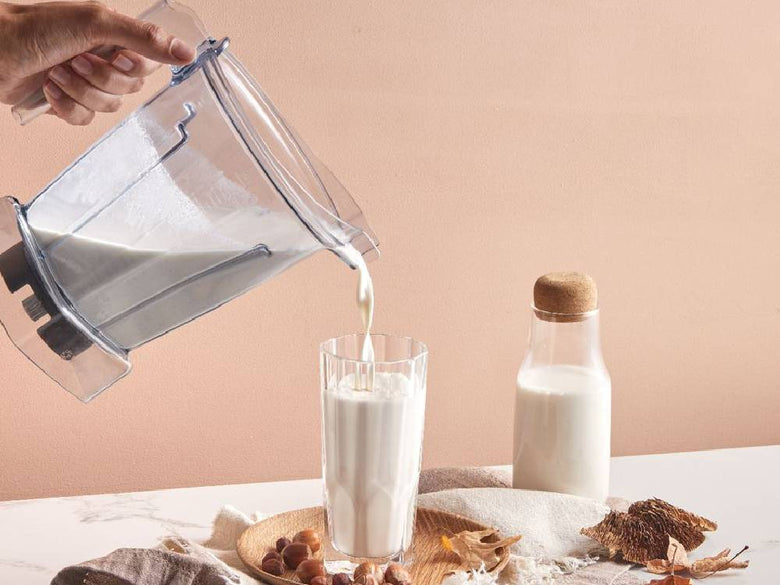 キッチンカウンターにVitamixブレンダーとピッチャー、グラス、食材などのテーブルウェアが並んでいる様子