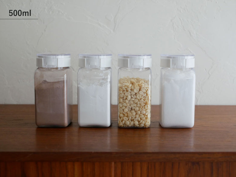 フレッシュロックの食品保存容器と蓋が、粉類や香辛料、テーブル塩とともに整然と配置されている様子