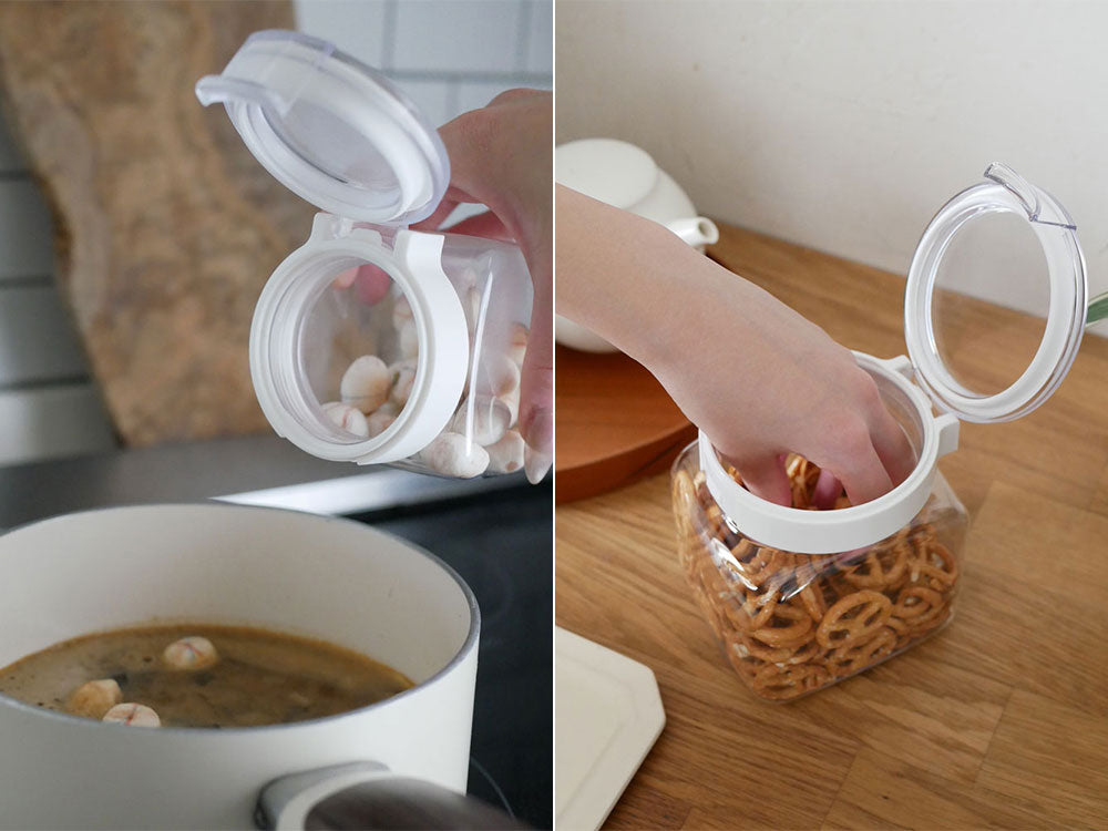 フレッシュロックの複数サイズ保存容器と専用スプーンがキッチンの引き出しに整然と収納されている写真。食品や調理器具が含まれています。