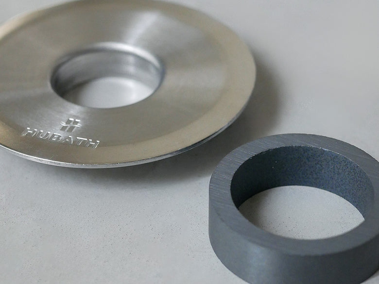 HUBATH製ステンレス洗面台ヘアーキャッチャー。直径64mmの金属部分と35mmのマグネット部分が洗面台の排水口に取り付けられ、髪の毛を効率的にキャッチします。