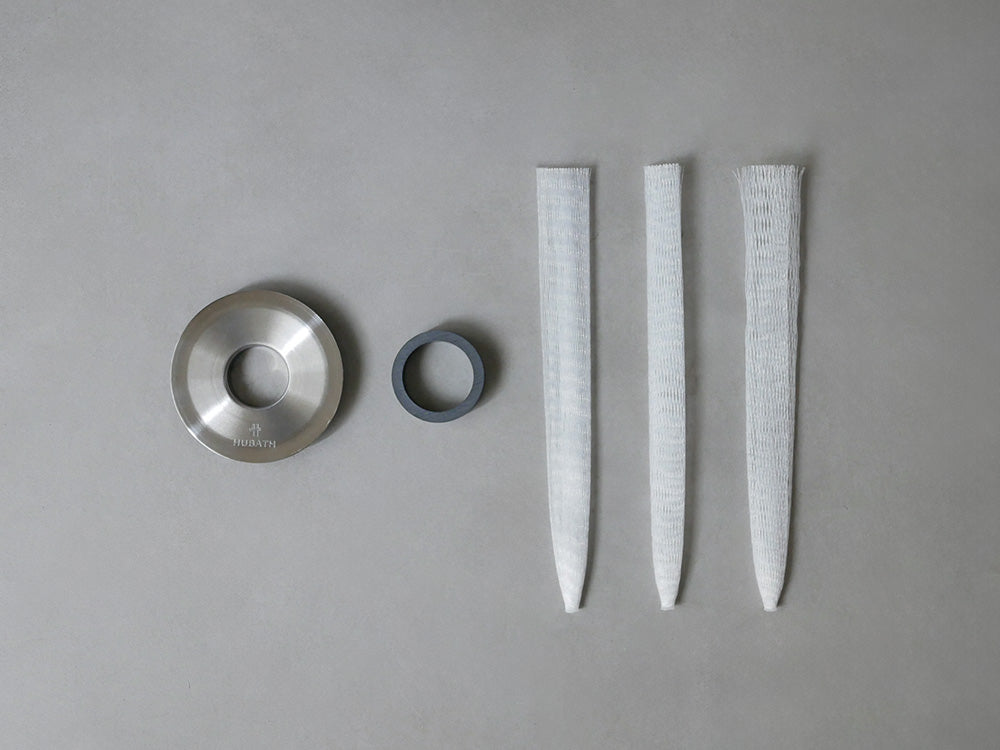 ヒューバス HUBATH 洗面台用ステンレス製ヘアキャッチャー。直径64mmのステンレス部と直径35mmのマグネット部を備えた円形デザイン。