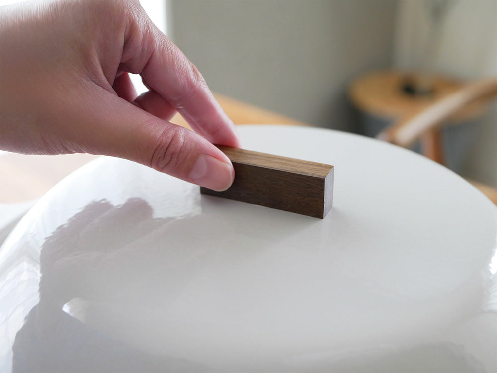 KINTO「KAKOMI」琺瑯IH卓上鍋と木製食器が並べられたキッチン用品の写真