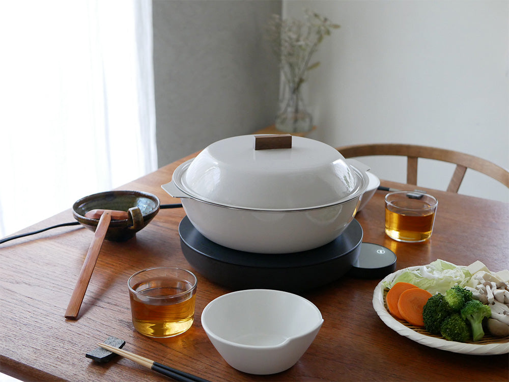 KINTOキントーの琺瑯×天然木IH卓上鍋KAKOMIとスチームプレートのセット。サンドベージュとチャコールカラーが特徴。