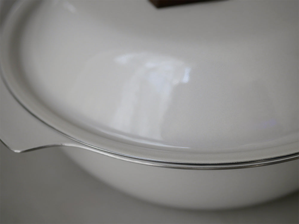 KINTOの琺瑯×天然木製IH卓上鍋KAKOMIと対応するスチームプレートがテーブル上に整然と配置されたキッチン用品のセット