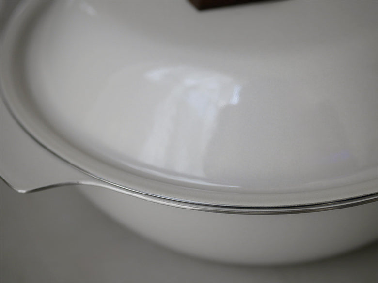 KINTOの琺瑯×天然木製IH卓上鍋KAKOMIと対応するスチームプレートがテーブル上に整然と配置されたキッチン用品のセット