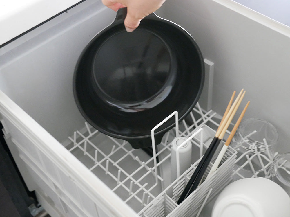 キッチンに置かれたKINTOキントーの琺瑯IH卓上鍋KAKOMIとシルバーの食器棚、調理器具が並ぶ様子