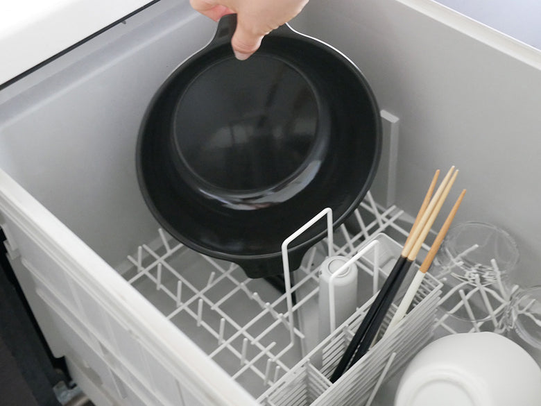 キッチンに置かれたKINTOキントーの琺瑯IH卓上鍋KAKOMIとシルバーの食器棚、調理器具が並ぶ様子