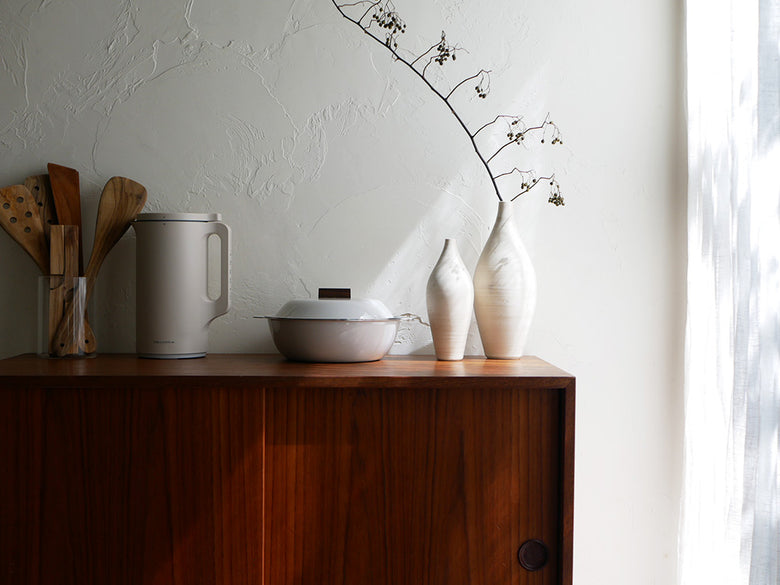 KINTO/キントーの琺瑯×天然木IH卓上鍋KAKOMIとセラミック食器や花瓶が調和したキッチンインテリア