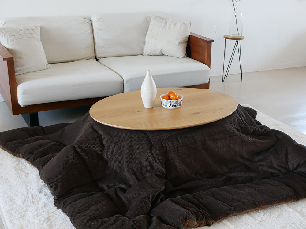 高さ調節可能なオーク突板製リビングこたつと木製家具が配置された温かみのあるリビングルーム