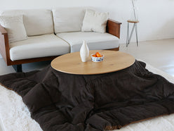 高さ調節可能なオーク突板製リビングこたつと木製家具が配置された温かみのあるリビングルーム