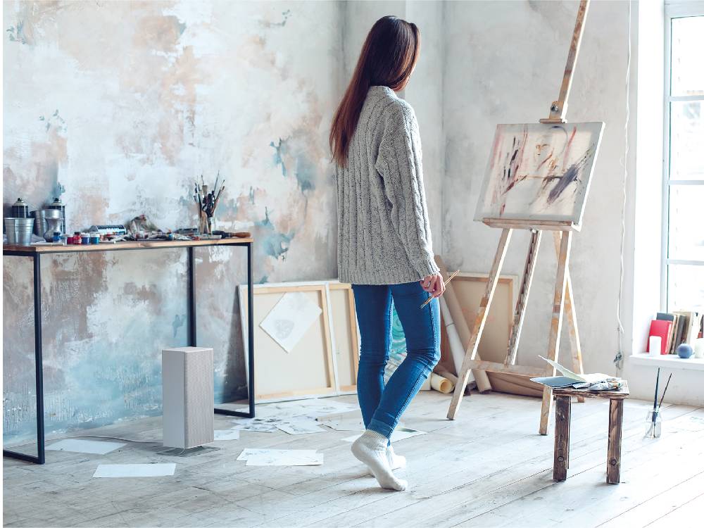 木製フローリングと家具が配置された室内に設置されたスタドラフォーム Anna BIG ファンヒーター