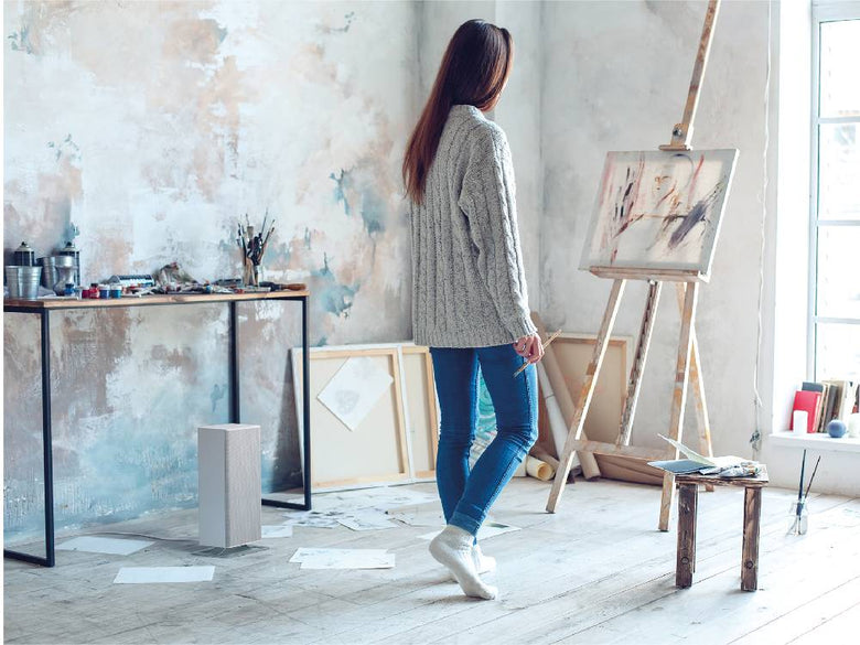 木製フローリングと家具が配置された室内に設置されたスタドラフォーム Anna BIG ファンヒーター