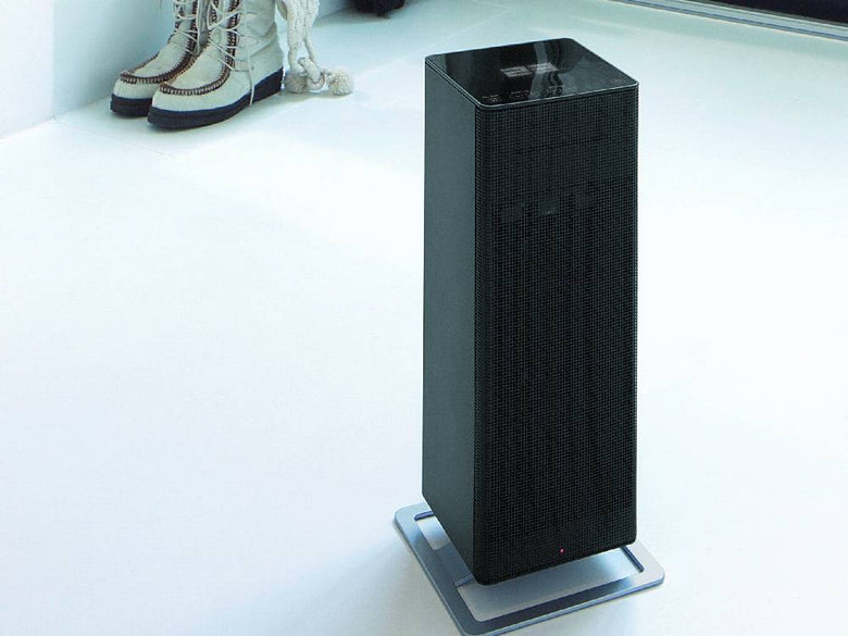 スタドラフォーム Anna big ファンヒーターのシルバー仕上げ本体。コンパクトなデザインで家庭用に最適な電化製品