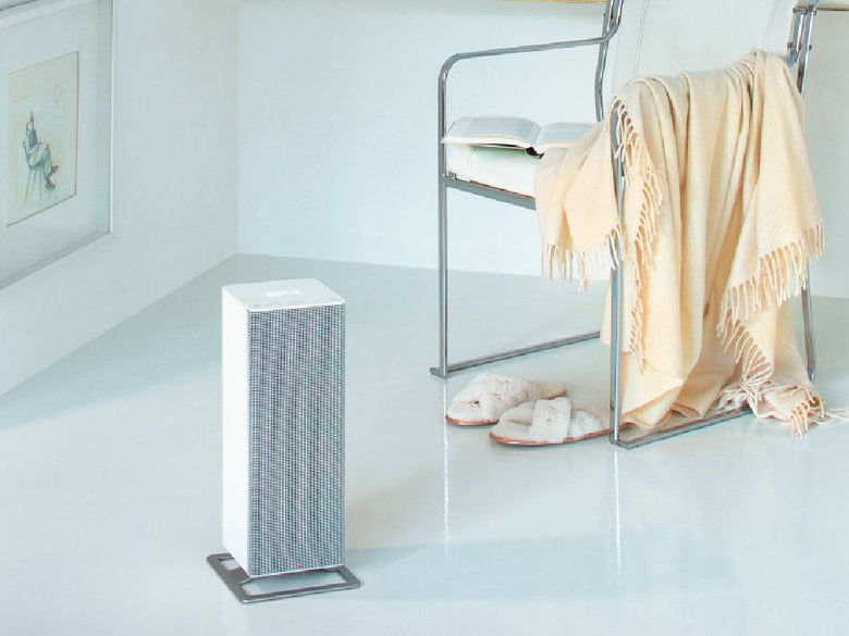 Stadler FormスタドラフォームのAnna bigファンヒーター。ホワイトまたはブラックのモダンなデザインで、約20㎡の部屋に適したPTCヒーターを搭載し、8段階の風量調整と静音運転が特徴です。