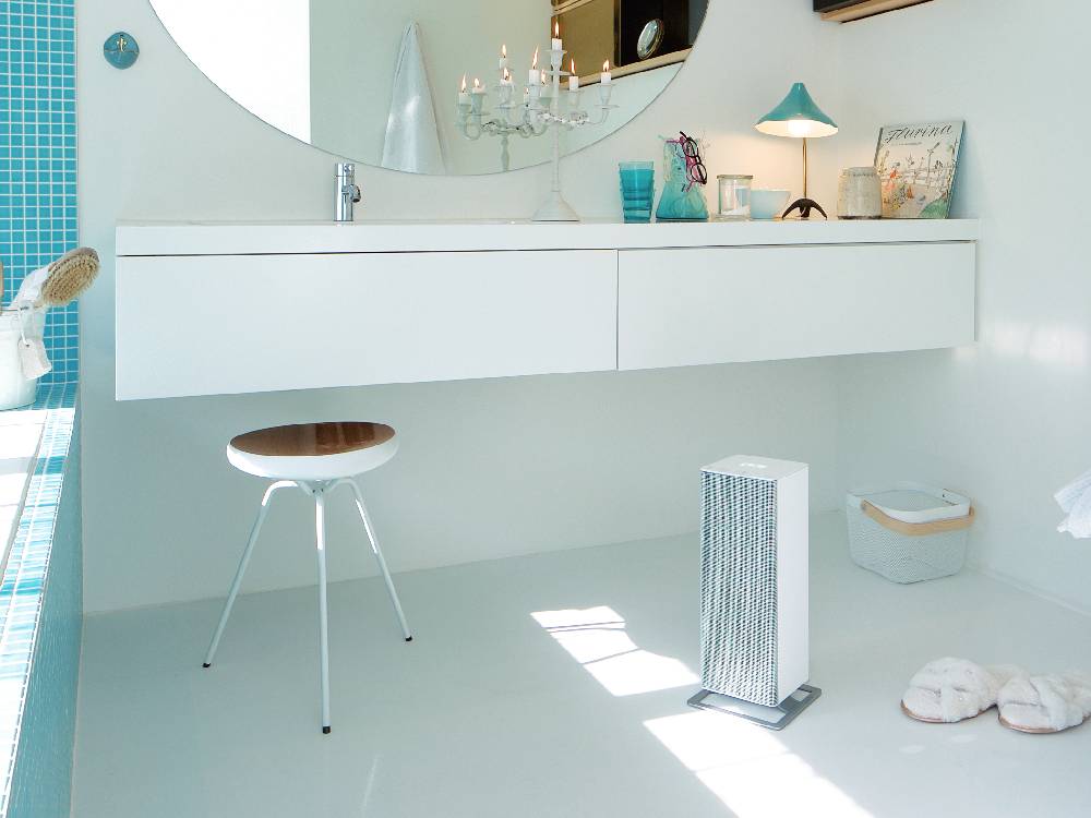 スタドラフォームのAnna BIG ファンヒーターがリビングルームのインテリアと調和して設置されている様子