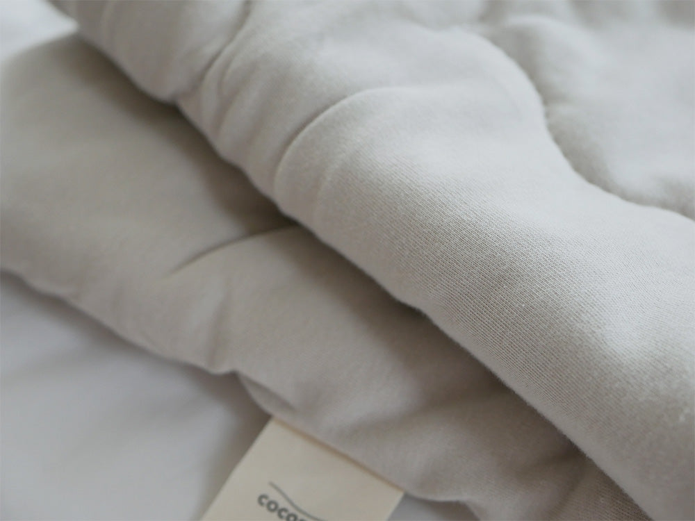 シングルサイズのベッドにココマニの綿100％トロふわ肌掛け布団が美しく整えられた寝具セット