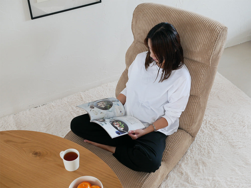 ピグレットのソファ風座椅子がリビングルームの床に配置され、快適に座れる様子