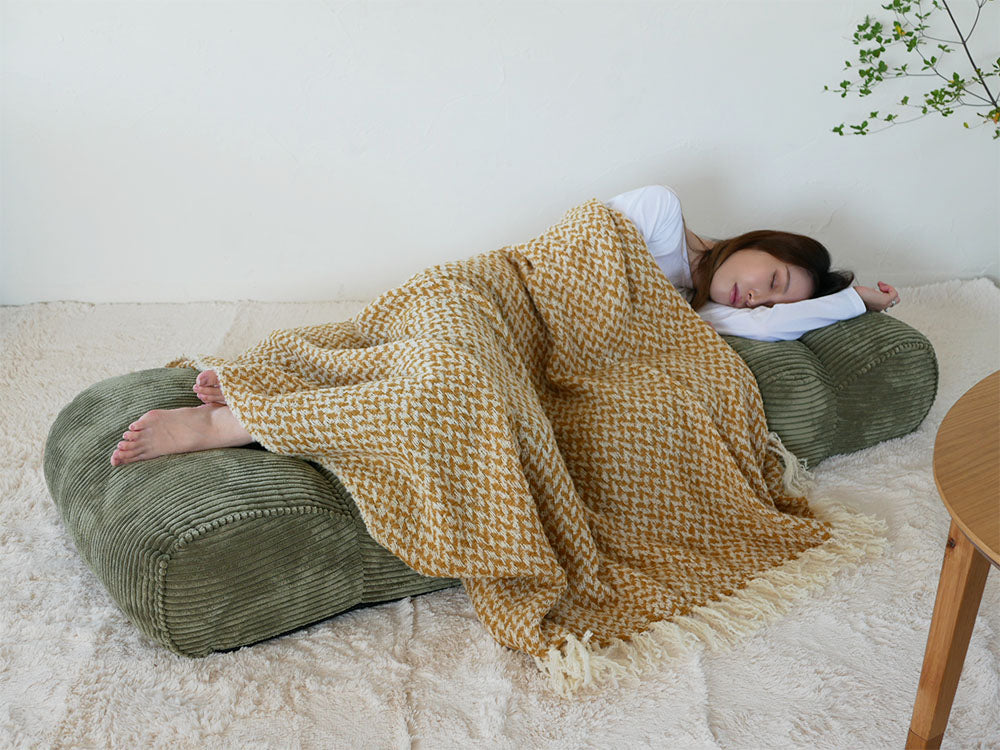 ポリエステル製布張りで柔らかいクッションと毛布が特徴のピグレット ソファー型座椅子