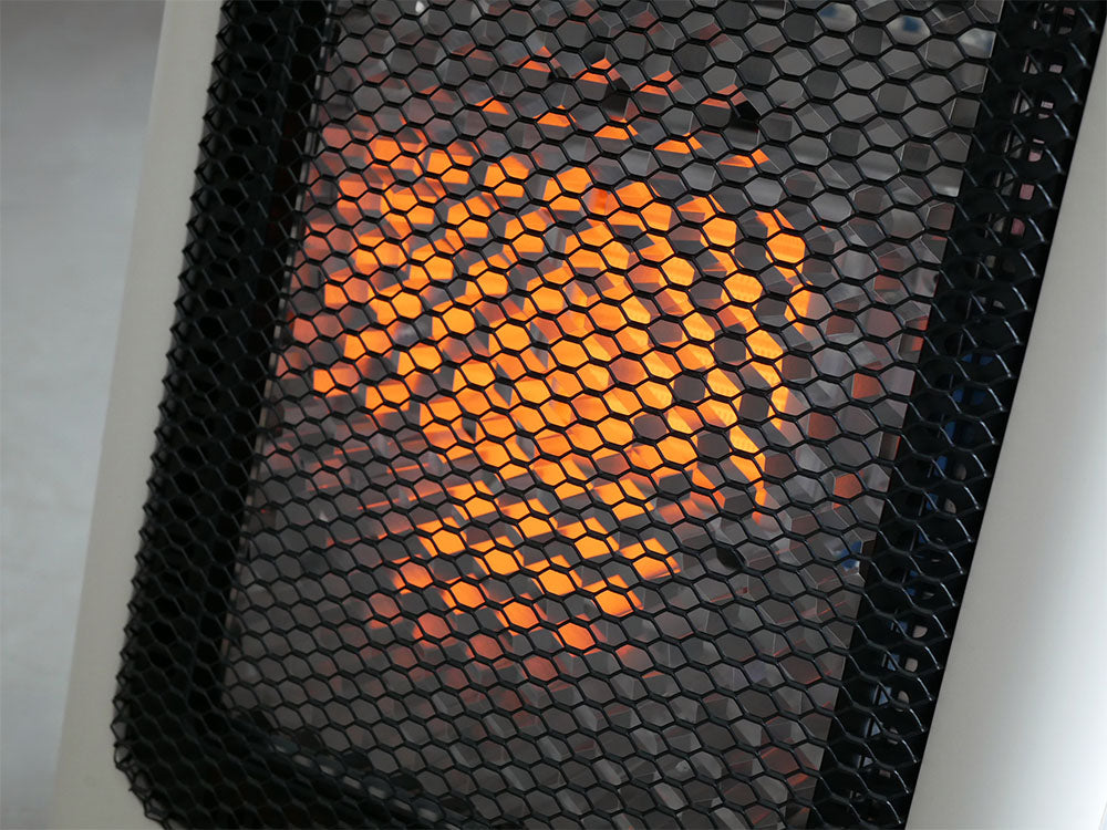 QUADSクワッズ 省エネリフレクトストーブ リフレカのメッシュとカーボンファイバー素材を使用した側面画像