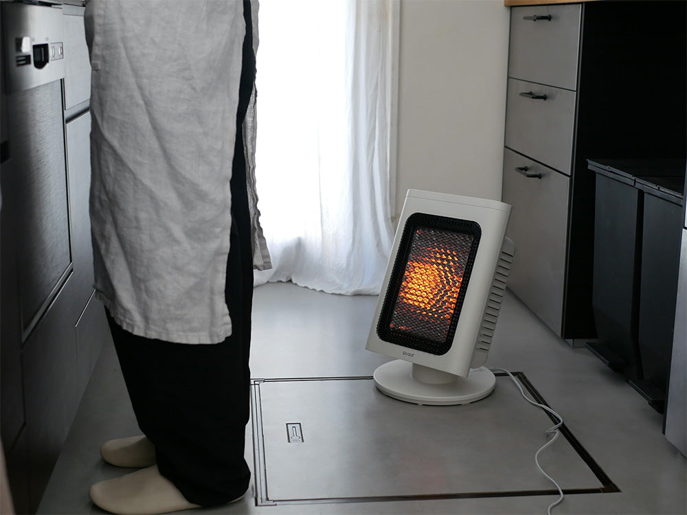 QUADS（クワッズ）の省エネリフレクトストーブ リフレカ本体が木製フロアの上に設置されている様子