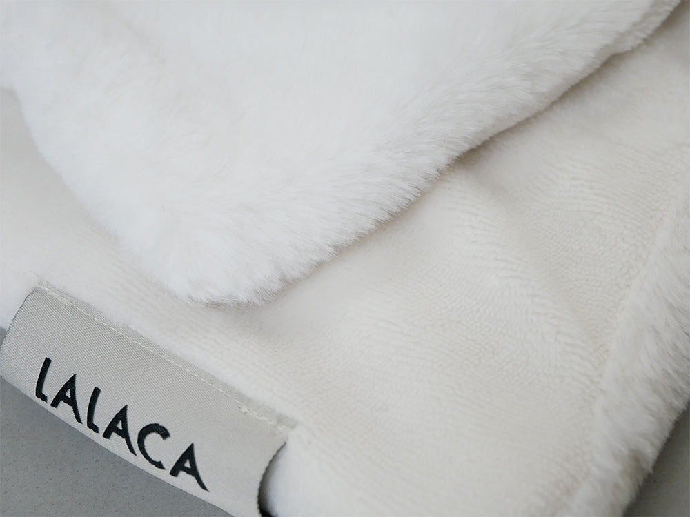 LALACAの白色ポリエステル製洗えるなめらか素材ヒーターブランケットがきれいに畳まれている様子