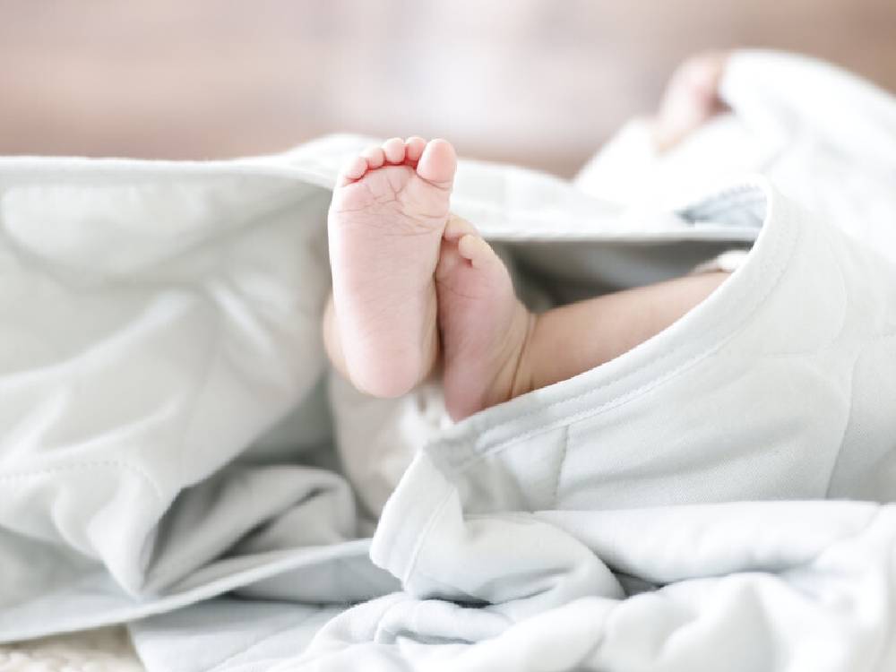 子供用ベッドにセットされたオーガニックコットン100％のシングルサイズ布団カバーと快適な寝具