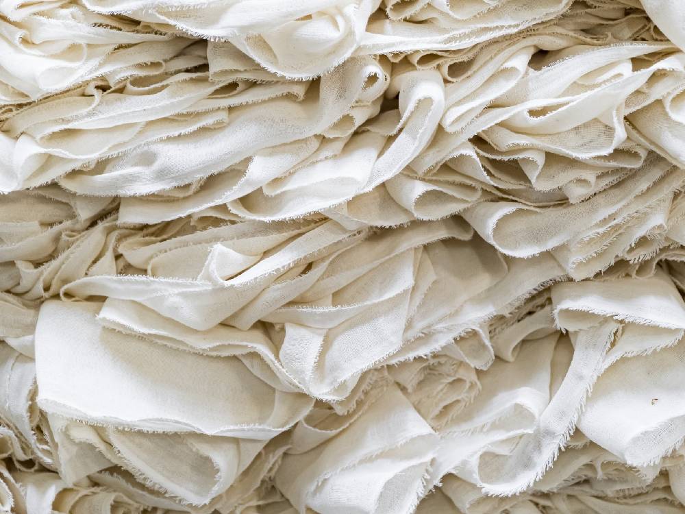 シングルサイズのココマニオーガニックコットン布団カバー、白色でフリルが施されたナチュラルテキスタイル