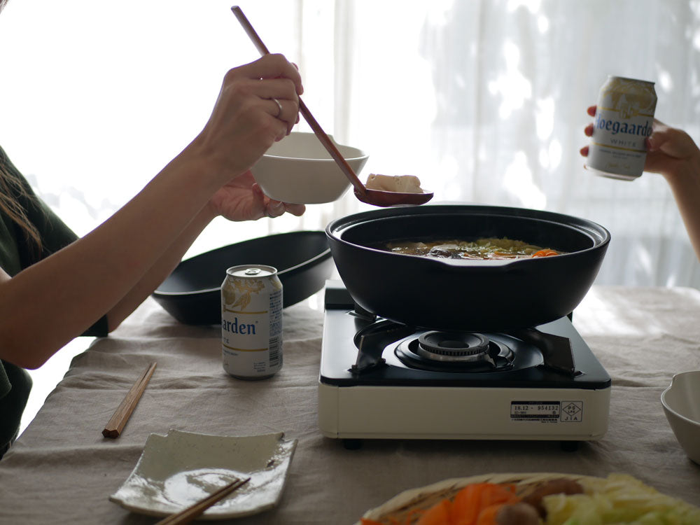 キントー KAKOMI 直火土鍋がガスコンロの上で調理されている様子