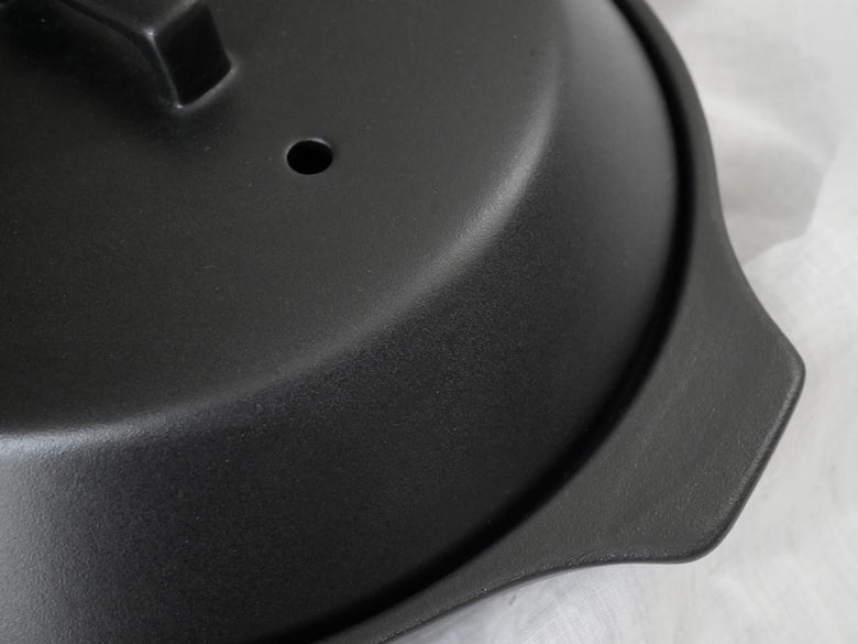 キントー KAKOMI直火土鍋と蓋のセット。耐熱陶器製のキッチン調理用器具