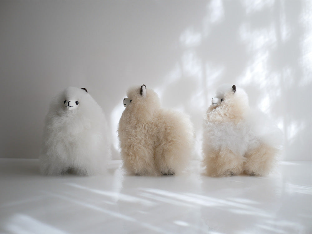 ふわふわのアルパカ毛とアクリル素材で作られたラップスインターナショナル製の癒しのアルパカドール