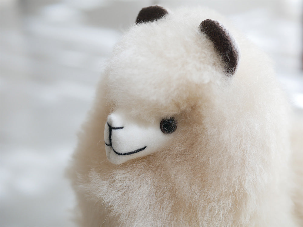 ラップスインターナショナルのふわふわアルパカドール。リアルな毛並みと特徴的な鼻を持つかわいいぬいぐるみ