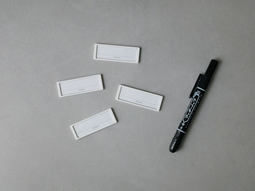 ライクイットの透明PETカバー付きABS樹脂製ラベルホルダーが並ぶオフィス用品の写真