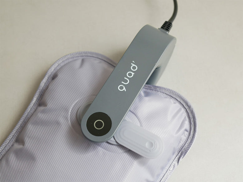 QUADSクワッズの蓄熱式湯たんぽ toron、本体がPVC製でポリエステル製専用カバー付きのアイボリー色