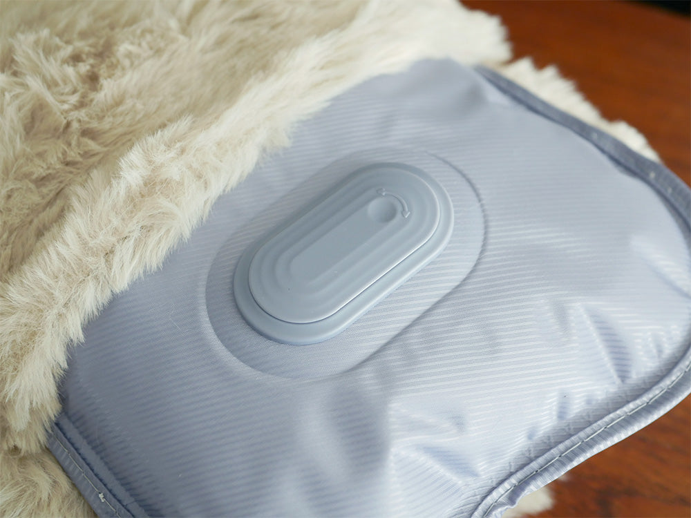 QUADSの蓄熱式湯たんぽtoronアイボリー、PVC本体とポリエステルカバーを使用したスタイリッシュなデザイン