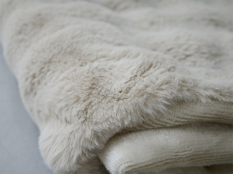 QUADSクワッズの白色ポリエステル製掛敷両用電気毛布toronが広げられている様子