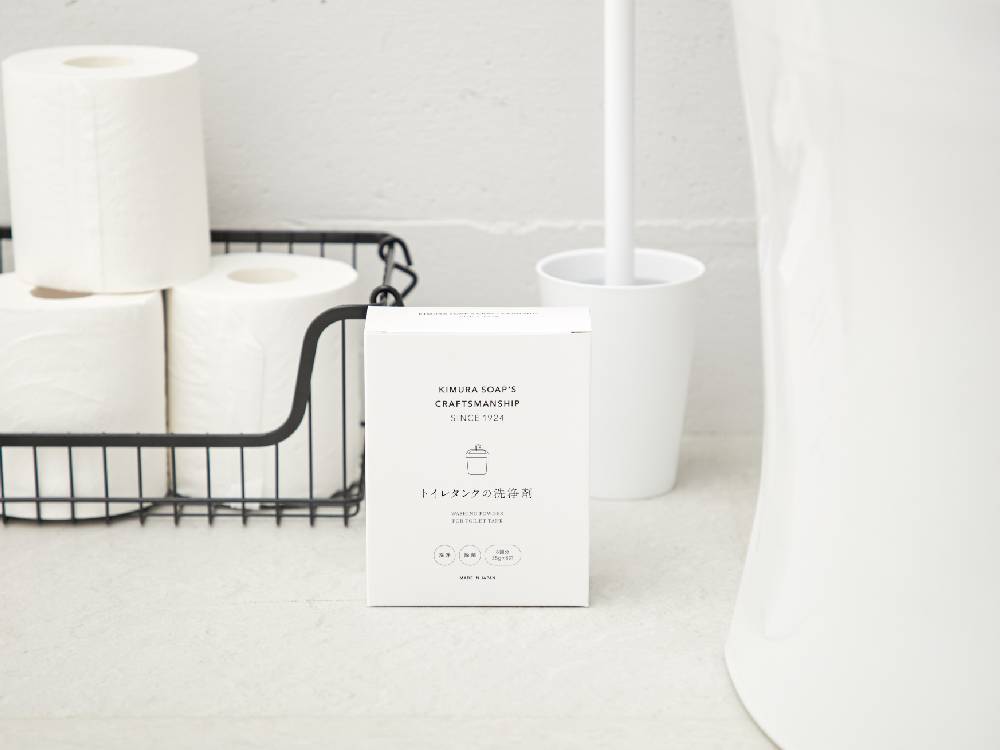 浴室に設置されたトイレットペーパーホルダーとペーパータオルが並ぶ家庭用紙製品セット