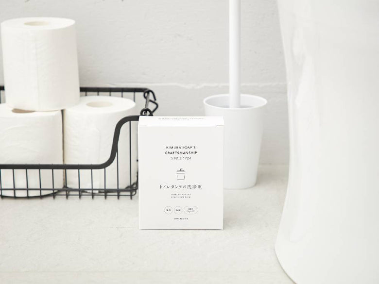 浴室に設置されたトイレットペーパーホルダーとペーパータオルが並ぶ家庭用紙製品セット