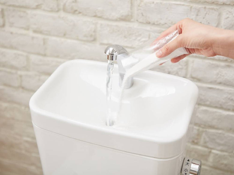 白色の浴室洗面台に設置された蛇口と石鹸ディスペンサー、配管設備