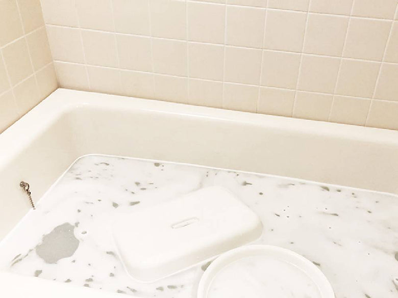 「木村石鹸 ずぼらセット」に関連するバスルームの陶器製配管器具、浴槽、シンクが配置された画像