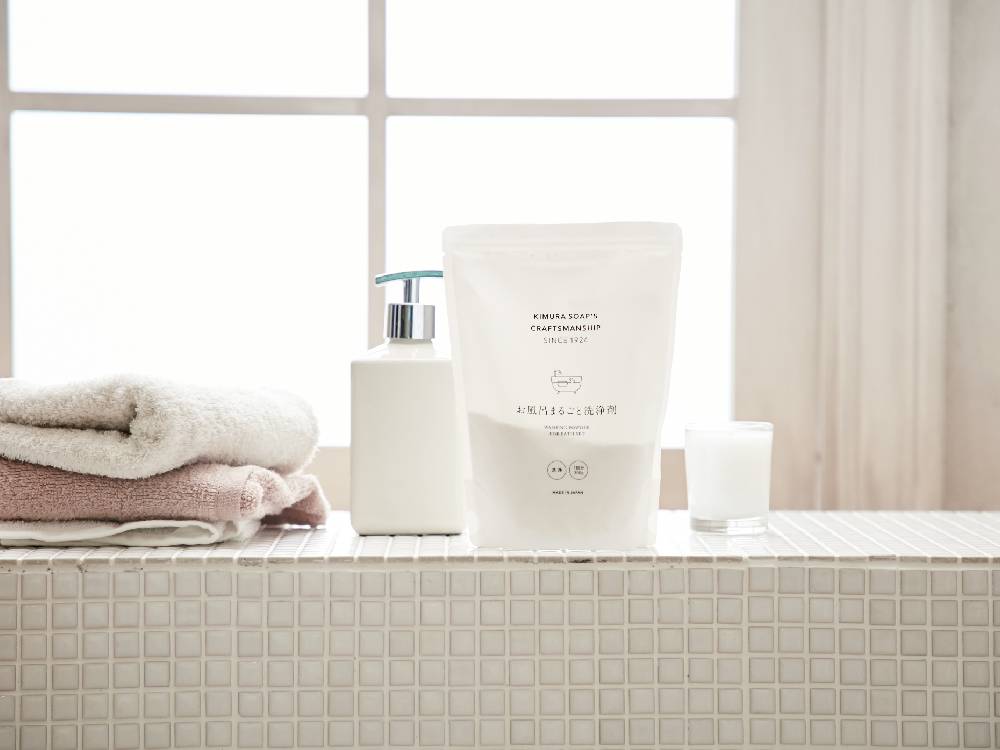 木村石鹸のずぼらセットに含まれるお風呂、冷蔵庫、トイレ、排水口用洗浄剤のボトルとパッケージボックス